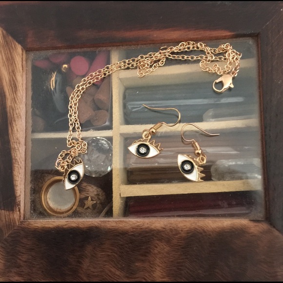 Beautiful set of eyes necklace and earrings - Picture 5 of 7